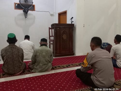 Subuh Berjamaah Jadi Benteng Kamtibmas, Bhabinkamtibmas Polsek Gedung Aji Hadirkan Polisi di Tengah Umat